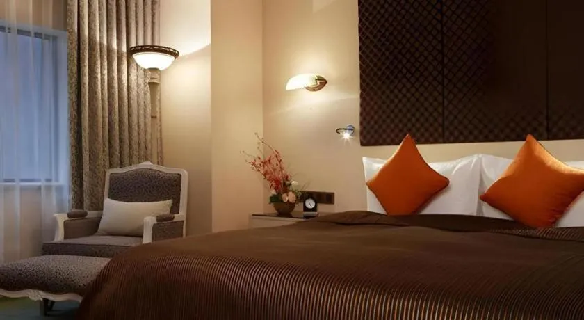 Bed in Xian Grand Noble Hotel