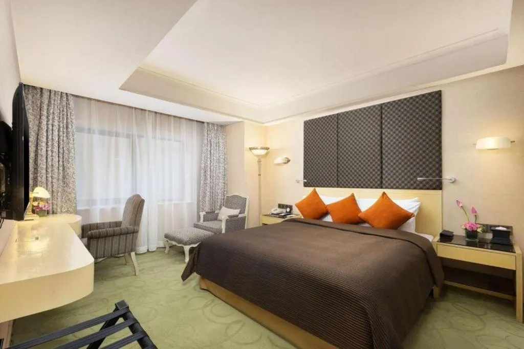 Bed in Xian Grand Noble Hotel