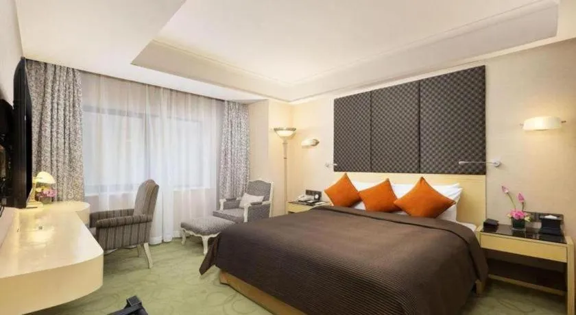 Bed in Xian Grand Noble Hotel