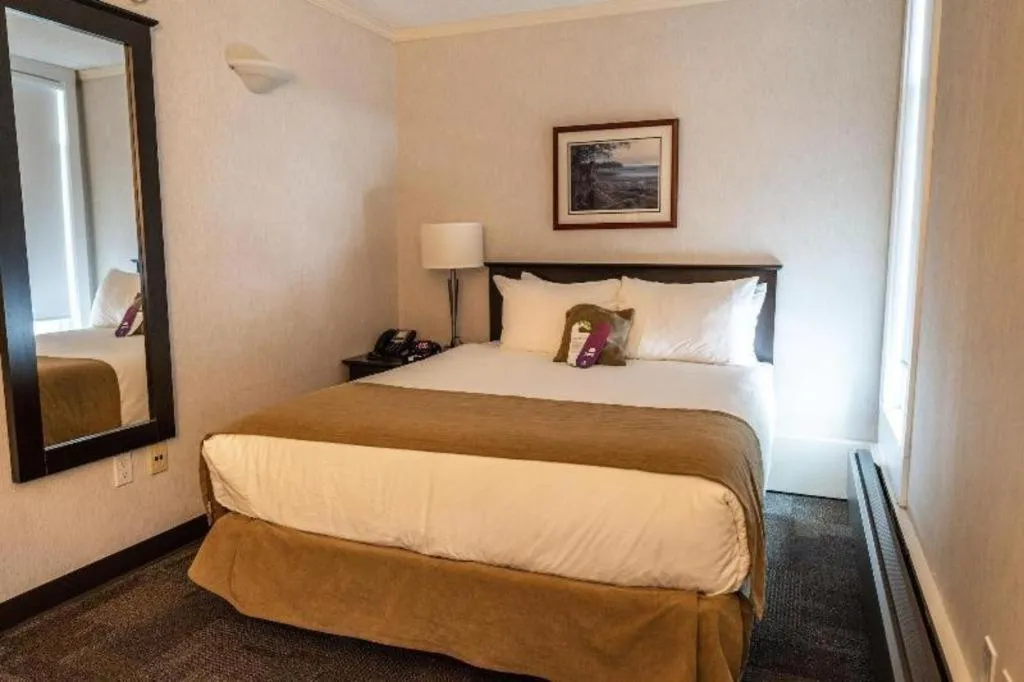 Bed in Coast High Country Inn