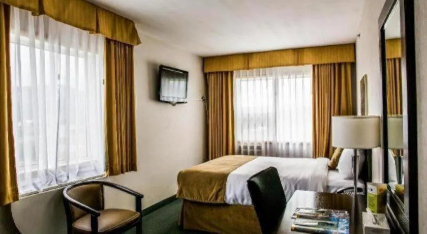 Bed in Coast High Country Inn