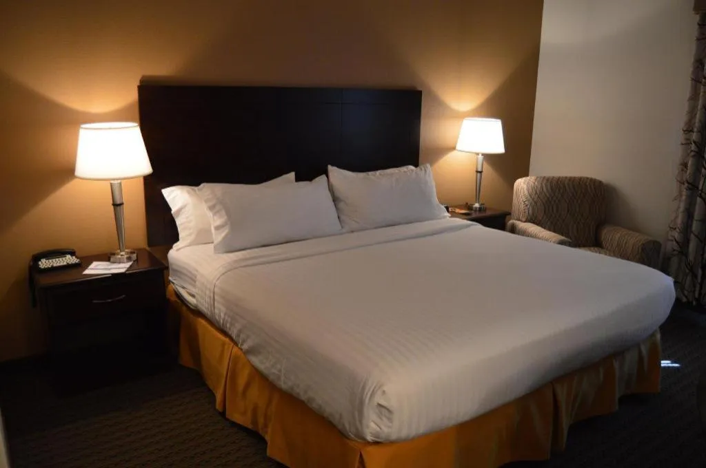 Bed in Holiday Inn Express & Suites Winner By IHG