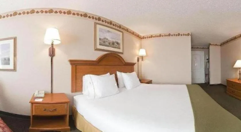 Bed in Holiday Inn Express & Suites Winner By IHG