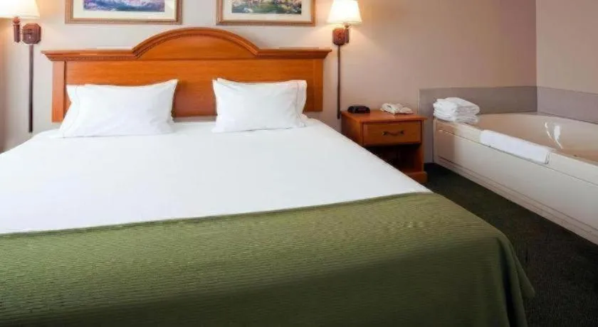 Bed in Holiday Inn Express & Suites Winner By IHG