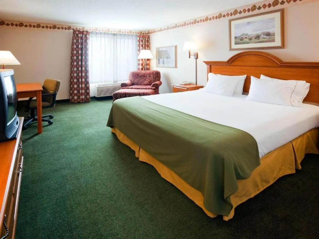 Bed in Holiday Inn Express & Suites Winner By IHG