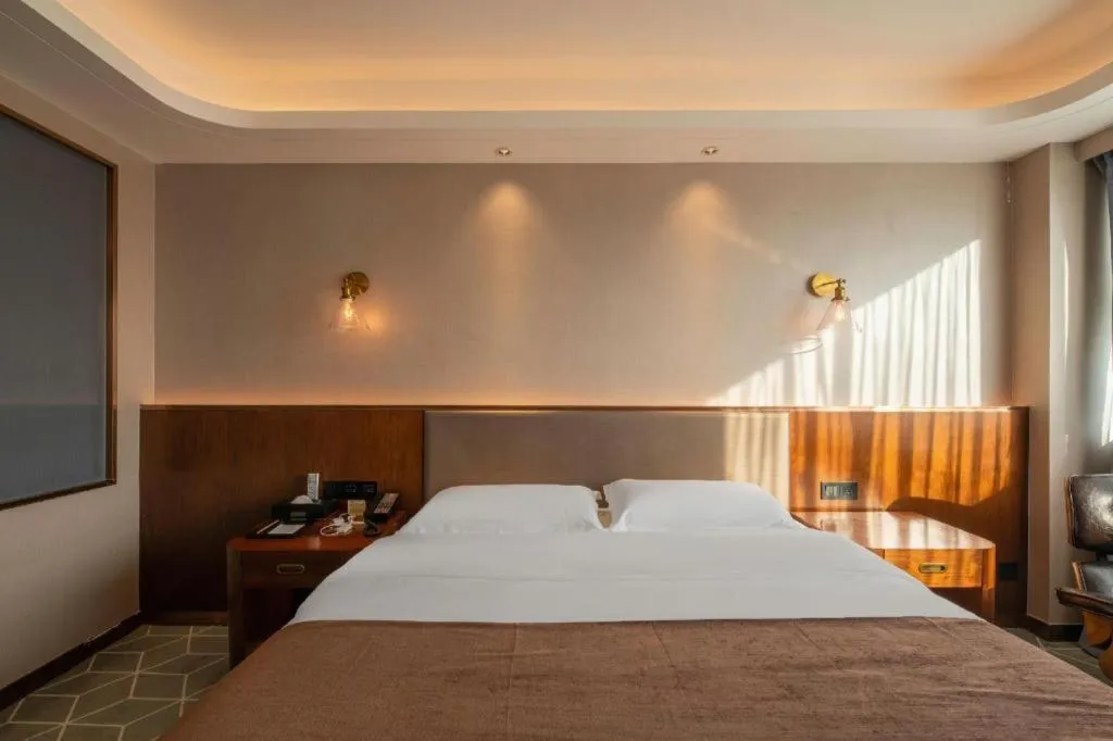 Bed in Guilin Plaza Hotel