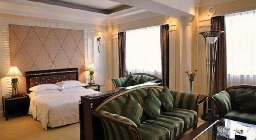 Bed in Guilin Plaza Hotel