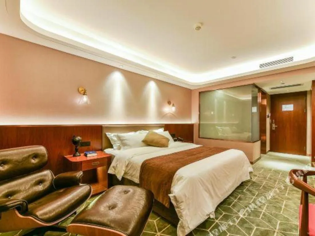 Bed in Guilin Plaza Hotel