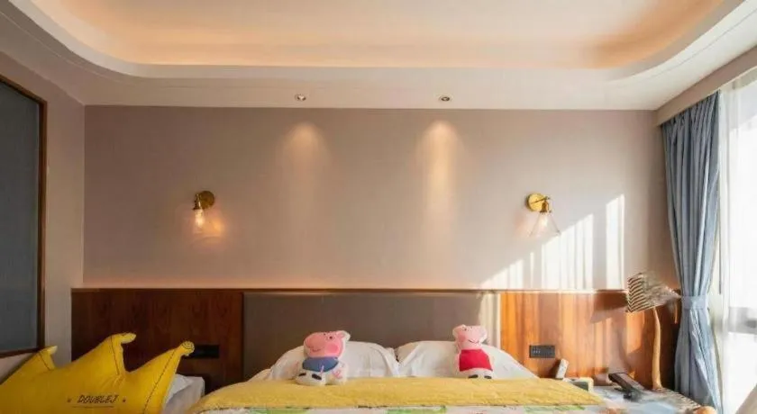 Bed in Guilin Plaza Hotel