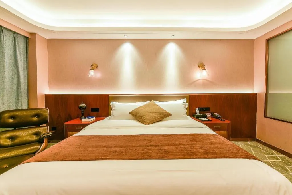 Bed in Guilin Plaza Hotel