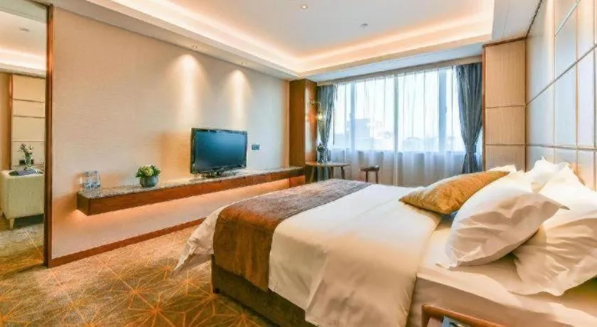 Bed in Guilin Plaza Hotel