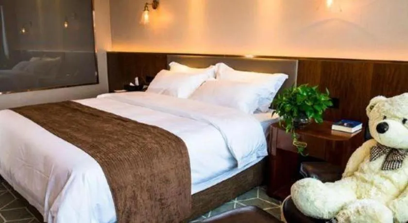 Bed in Guilin Plaza Hotel