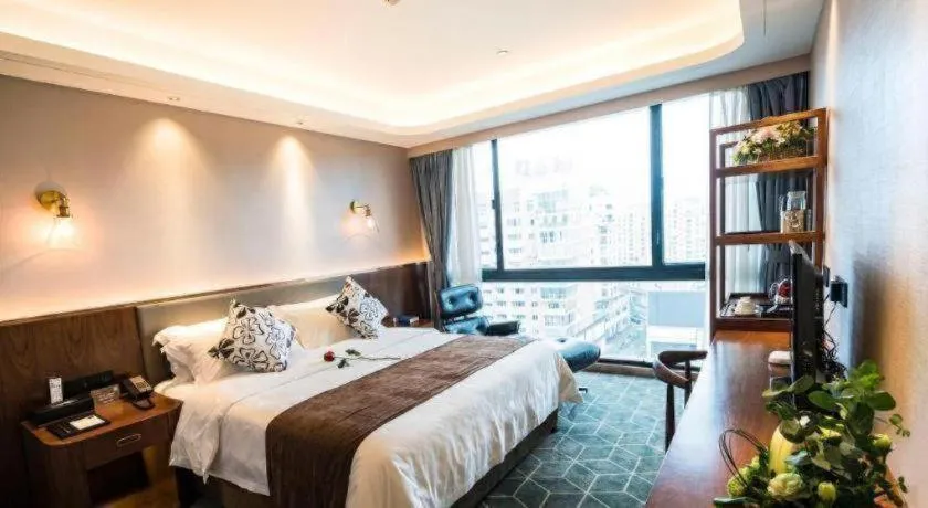 Bed in Guilin Plaza Hotel