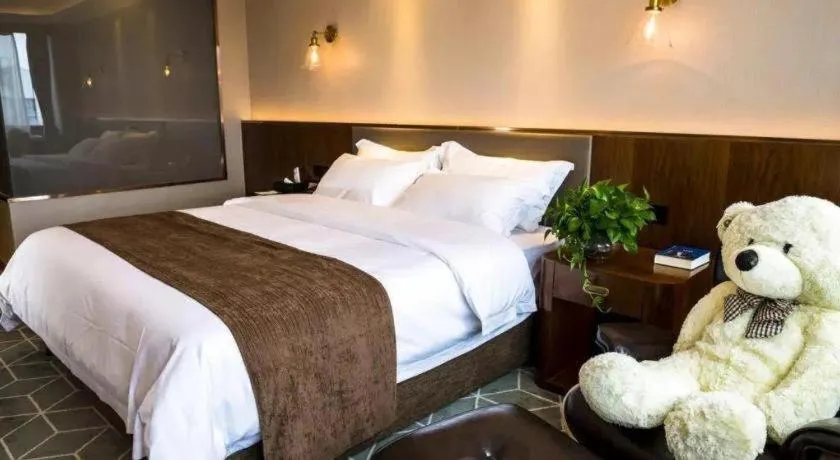 Bed in Guilin Plaza Hotel