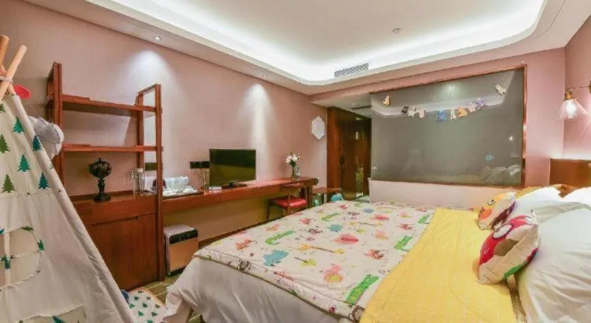 Bed in Guilin Plaza Hotel