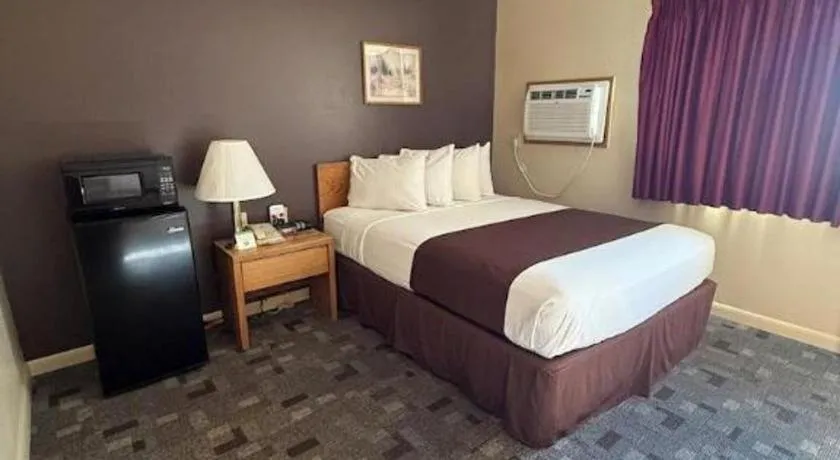 Bed in Americas Best Value Inn Torrington