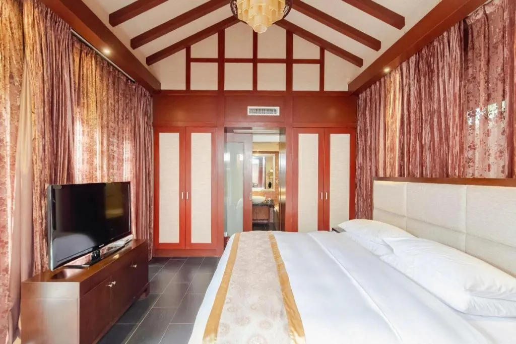 Bed in Xinjin Celebrity City Hotel