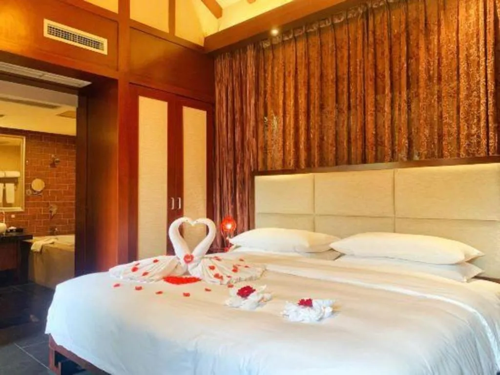 Bed in Xinjin Celebrity City Hotel