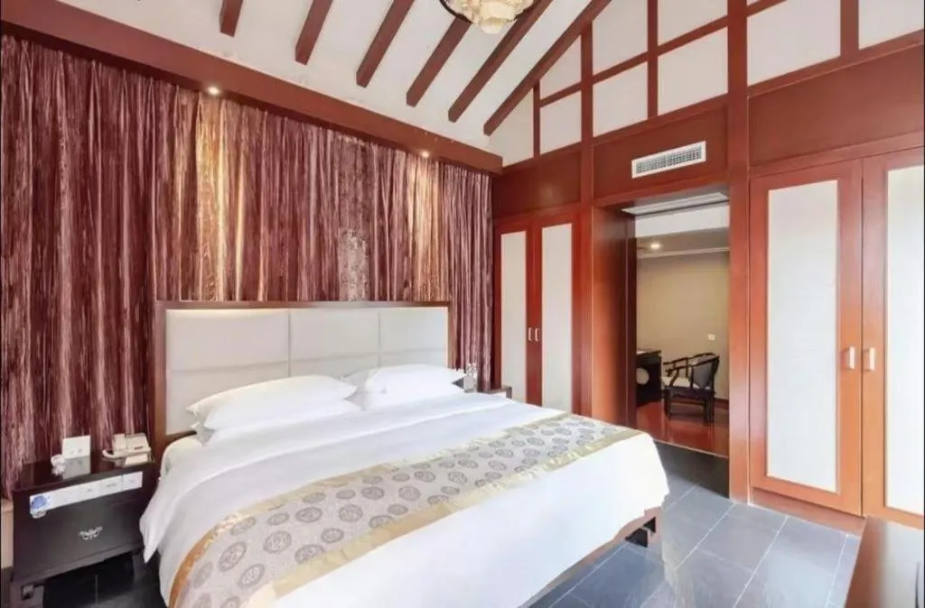 Bed in Xinjin Celebrity City Hotel