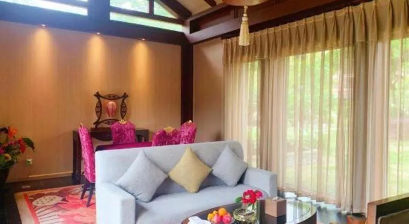 Xinjin Celebrity City Hotel