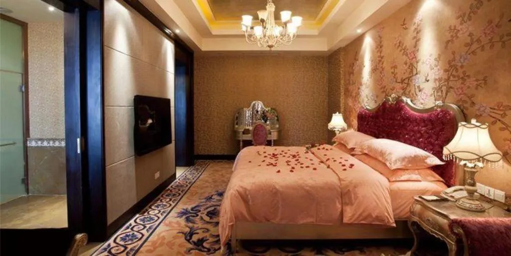 Bed in Xinjin Celebrity City Hotel