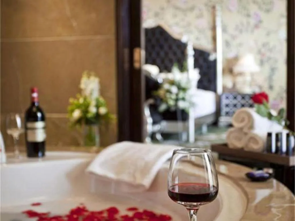 Xinjin Celebrity City Hotel