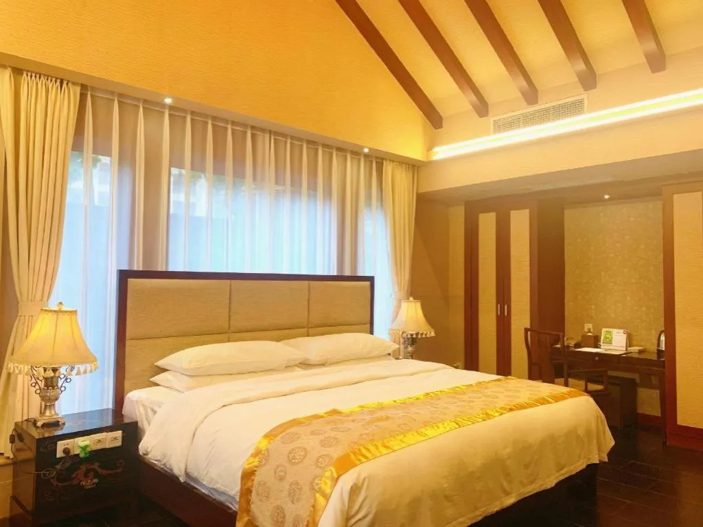 Bed in Xinjin Celebrity City Hotel