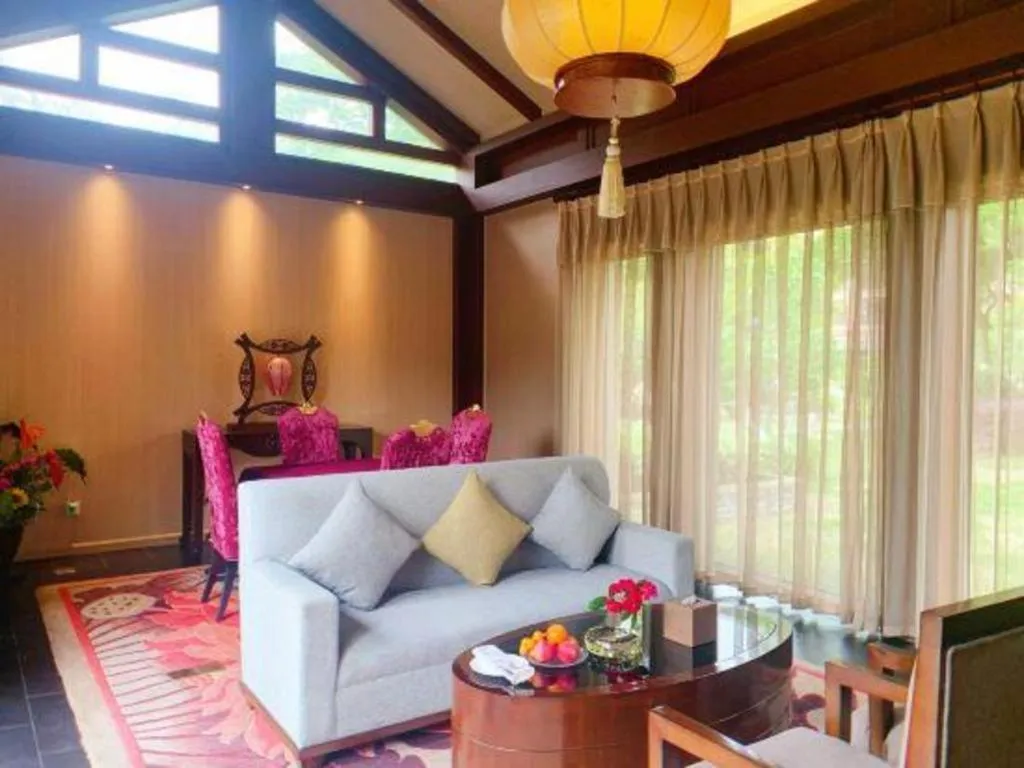 Xinjin Celebrity City Hotel