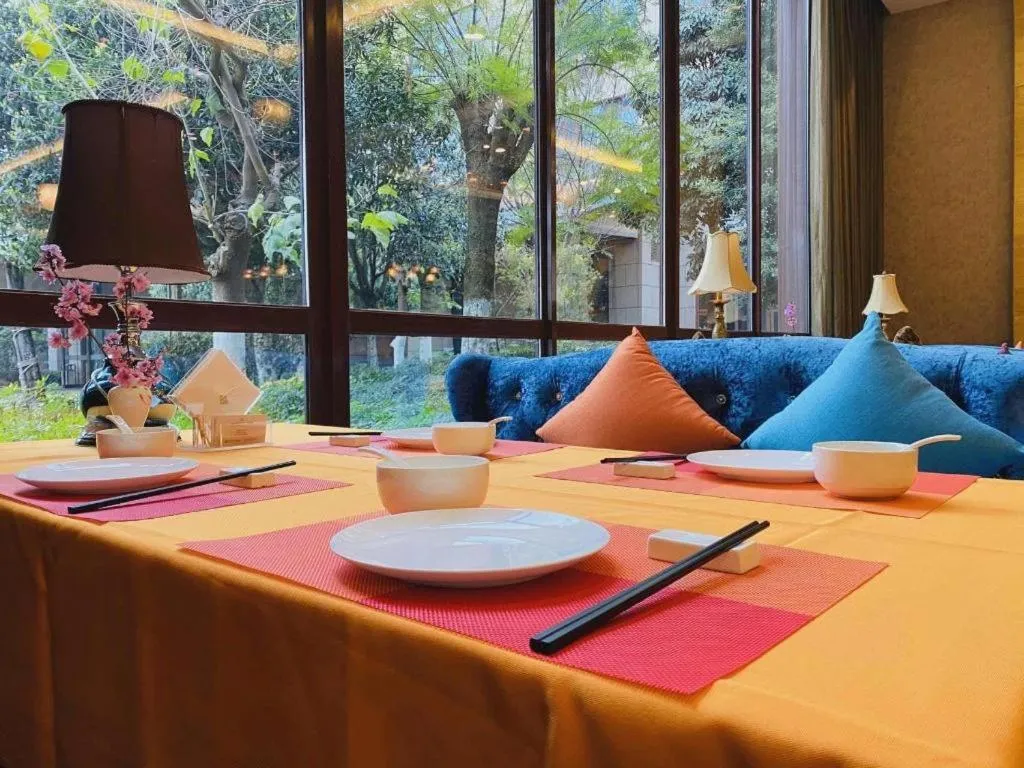 Xinjin Celebrity City Hotel