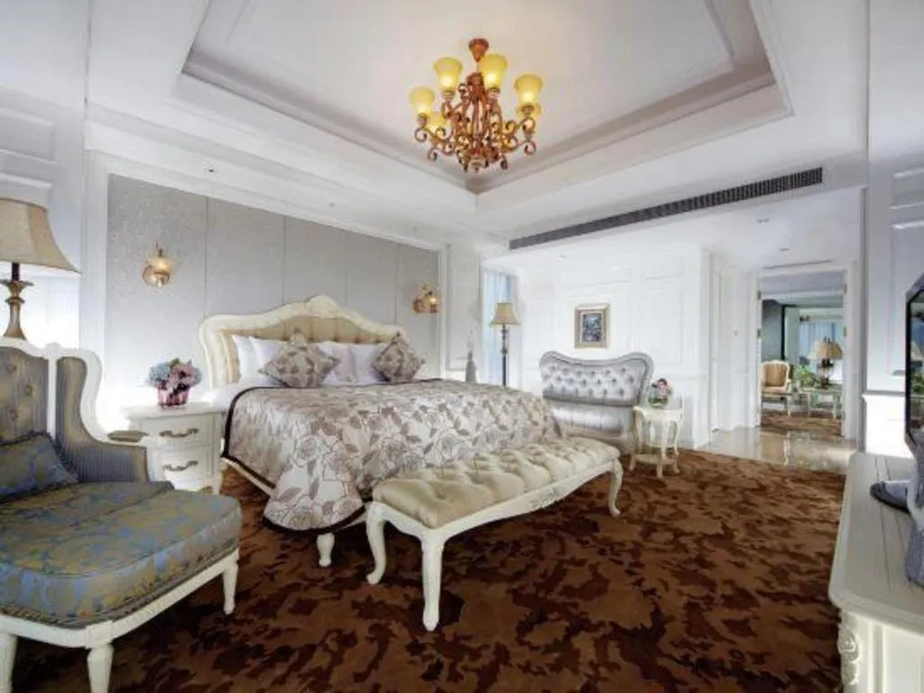 Bed in New Century Grand Hotel Zhejiang Sanli