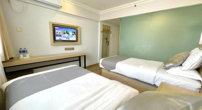 Bed in GreenTree Inn Urumqi South Xinhua Road Hotel