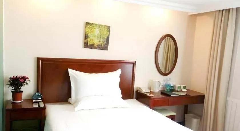 Bed in GreenTree Inn Urumqi South Xinhua Road Hotel