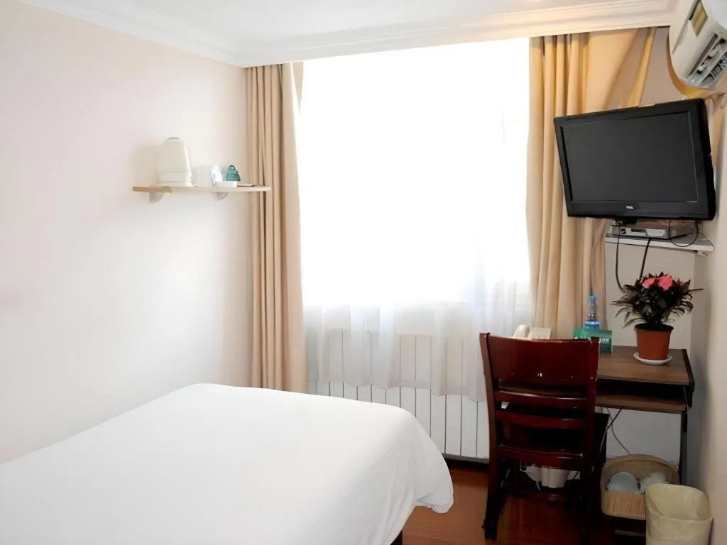 Bed in GreenTree Inn Urumqi South Xinhua Road Hotel