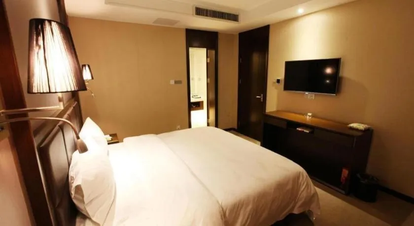 Bed in Yichang Three Gorges Project Hotel