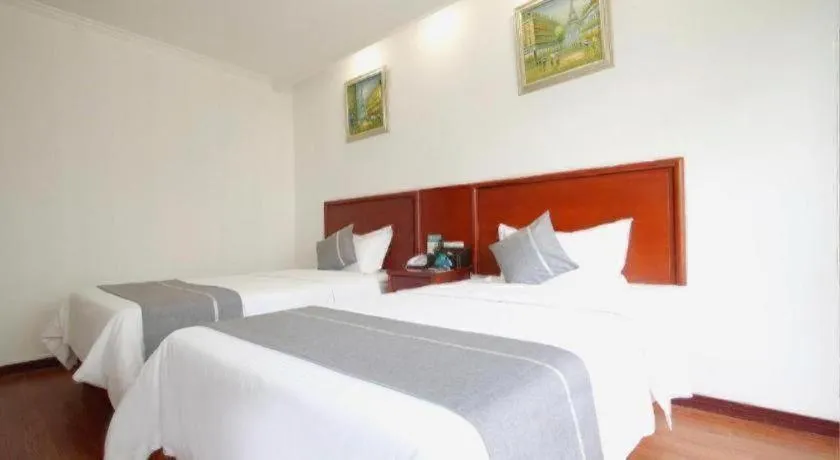 Bed in GreenTree Inn ChiZhou QinGYAng Miaoqian Road Rongxing Building Business Hotel