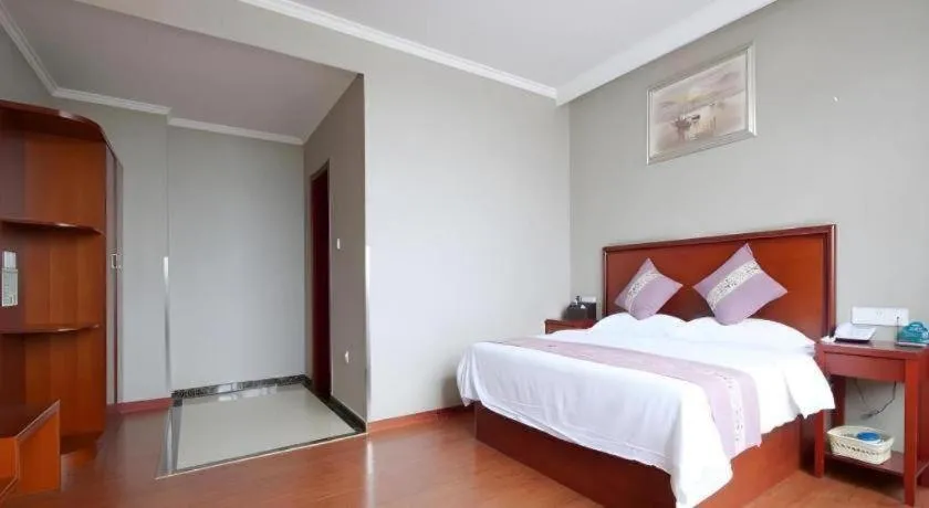 Bed in GreenTree Inn ChiZhou QinGYAng Miaoqian Road Rongxing Building Business Hotel