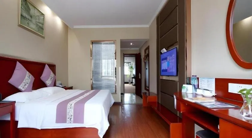 Bed in GreenTree Inn ChiZhou QinGYAng Miaoqian Road Rongxing Building Business Hotel