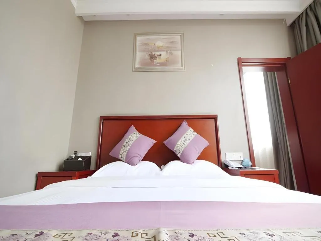 Bed in GreenTree Inn ChiZhou QinGYAng Miaoqian Road Rongxing Building Business Hotel