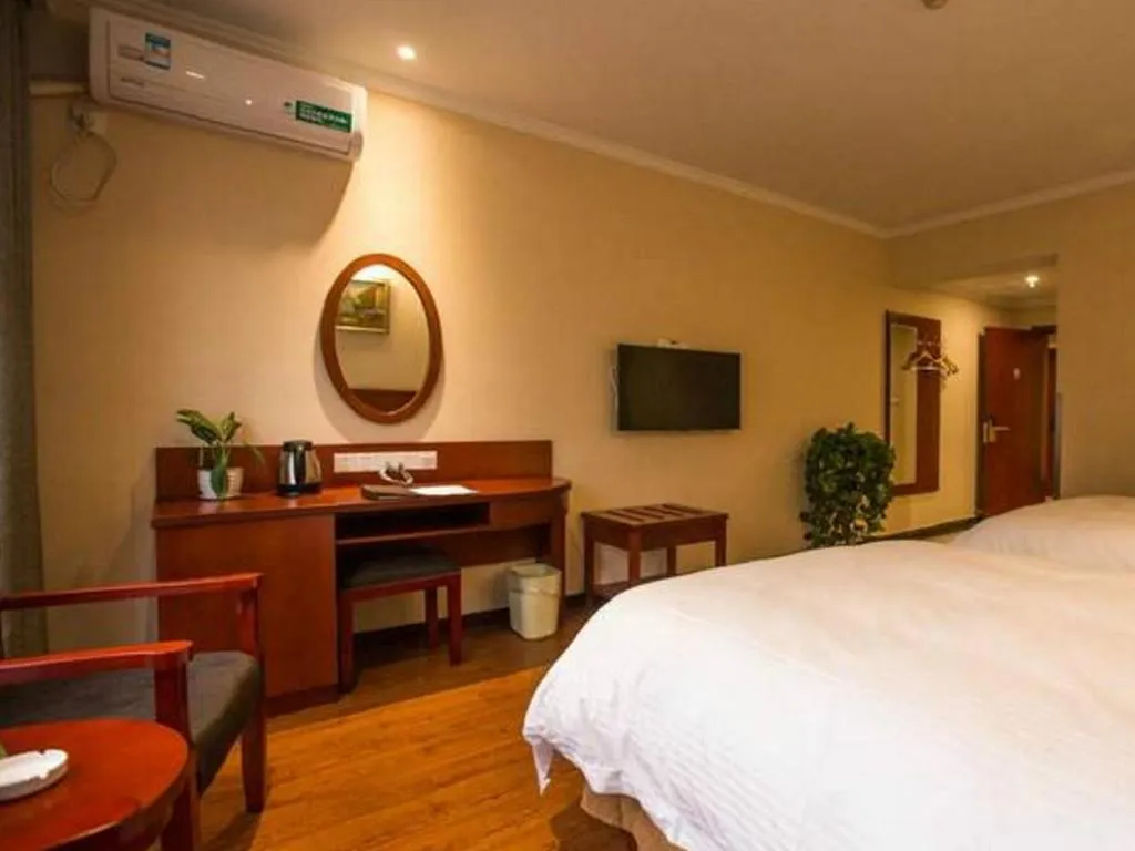 Bed in GreenTree Inn ChiZhou QinGYAng Miaoqian Road Rongxing Building Business Hotel