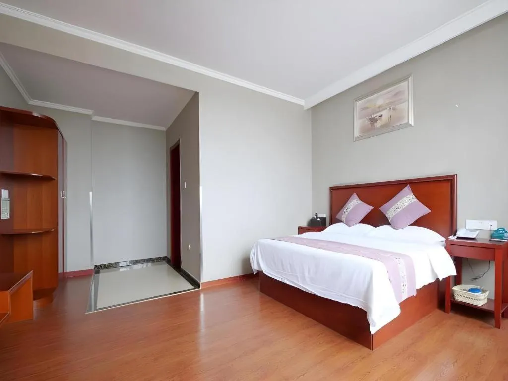 Bed in GreenTree Inn ChiZhou QinGYAng Miaoqian Road Rongxing Building Business Hotel