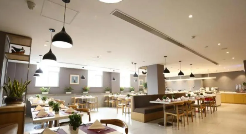 Yitel Guangzhou Pazhou Exhibition Center Chigang Metro Station