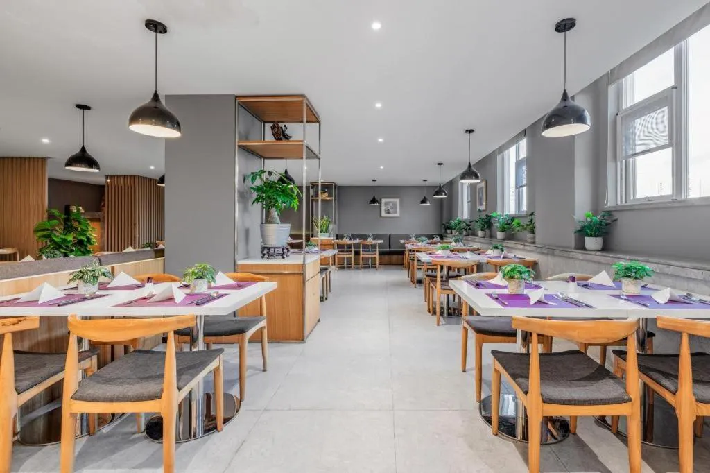 Yitel Guangzhou Pazhou Exhibition Center Chigang Metro Station