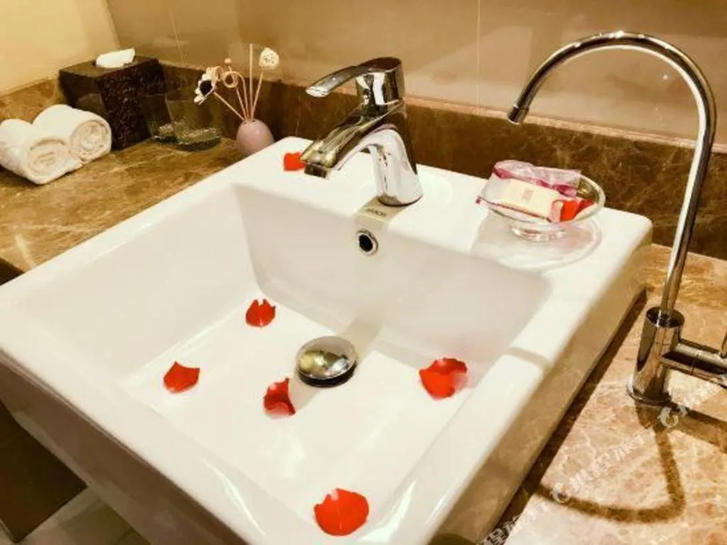 Yitel Guangzhou Pazhou Exhibition Center Chigang Metro Station