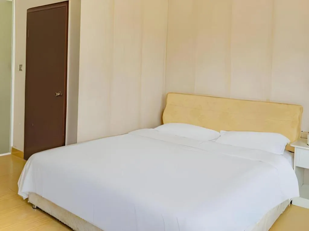 Bed in Jian Guo Grand Hotel