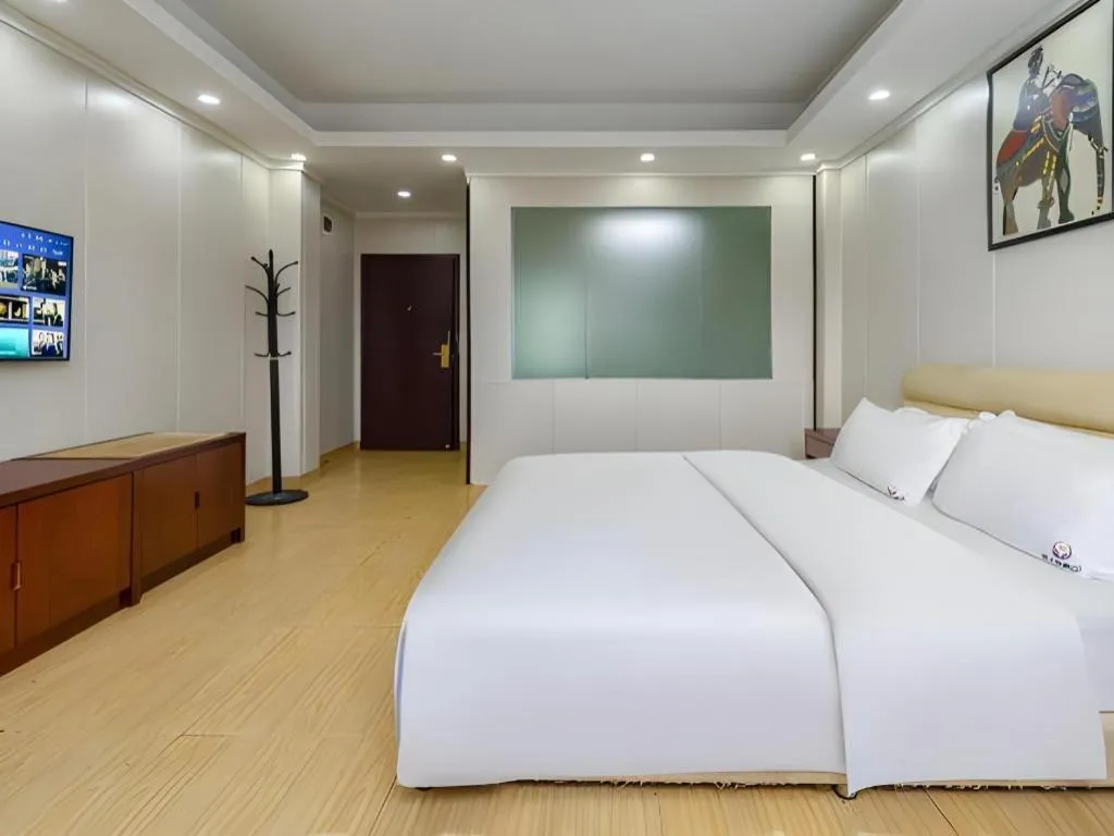 Bed in Jian Guo Grand Hotel