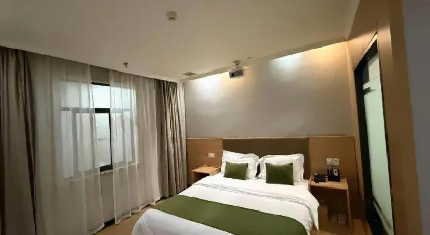 Bed in GreenTree Inn Jiangsu Suzhou Kunshan Beimen Road Express Hotel