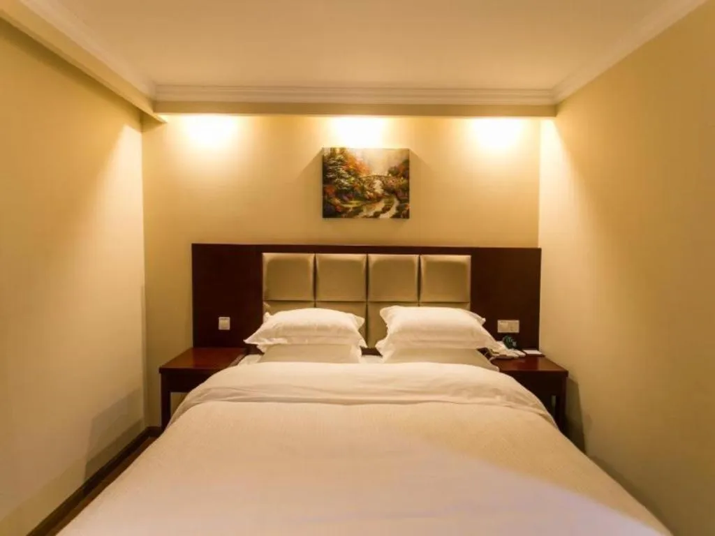 Bed in GreenTree Inn Suzhou Guanqian Street Leqiao Metro Station