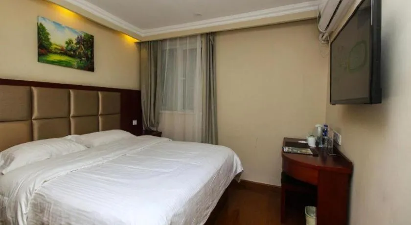 Bed in GreenTree Inn Suzhou Guanqian Street Leqiao Metro Station