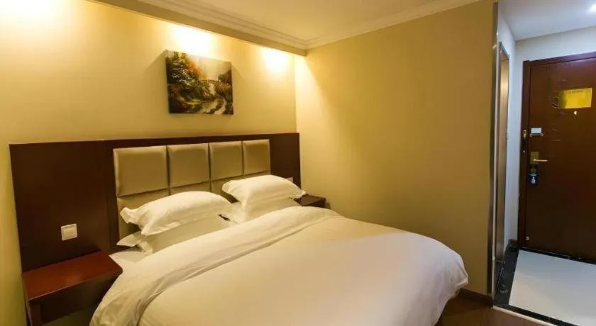 Bed in GreenTree Inn Suzhou Guanqian Street Leqiao Metro Station
