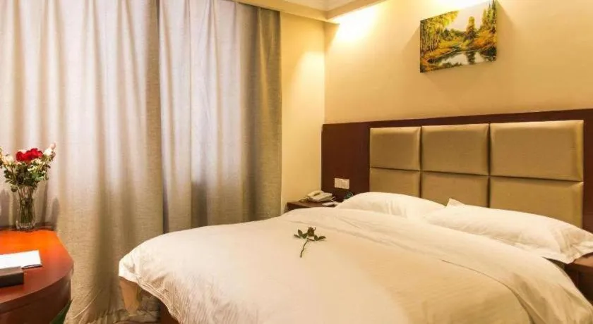 Bed in GreenTree Inn Suzhou Guanqian Street Leqiao Metro Station